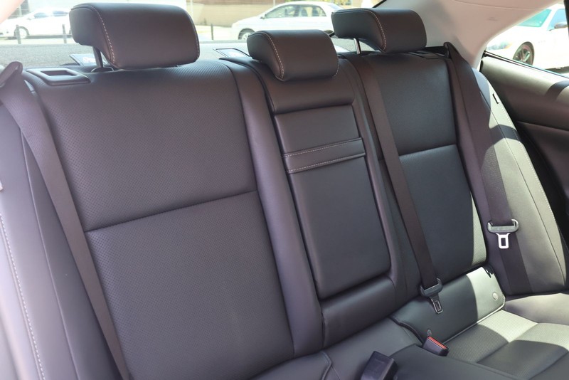 Lexus IS Vehicle Full-screen Gallery Image 20