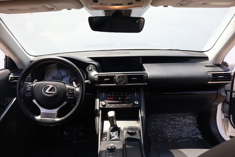 Lexus IS Vehicle Full-screen Gallery Image 21