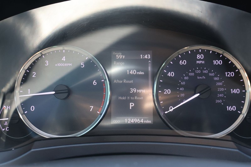 Lexus IS Vehicle Full-screen Gallery Image 22