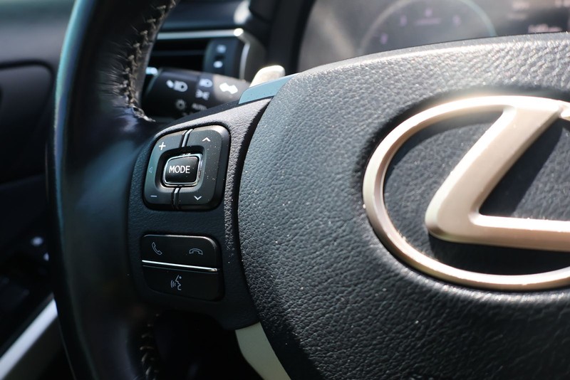 Lexus IS Vehicle Full-screen Gallery Image 24