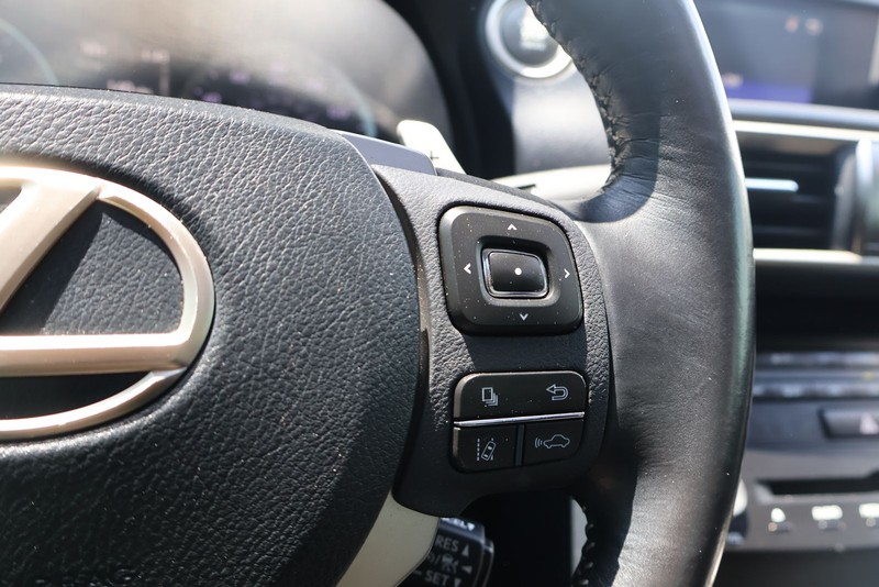 Lexus IS Vehicle Full-screen Gallery Image 25