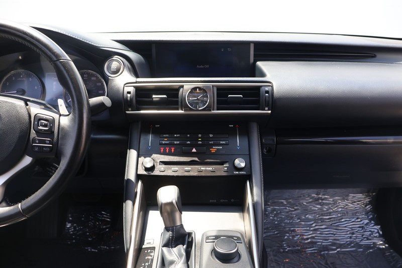 Lexus IS Vehicle Full-screen Gallery Image 26
