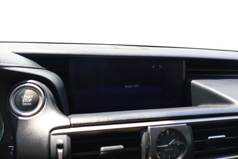 Lexus IS Vehicle Full-screen Gallery Image 28