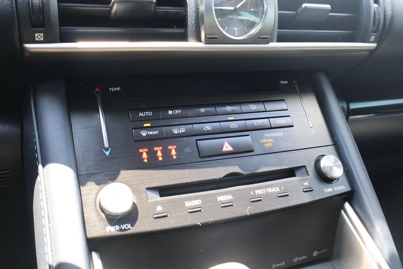 Lexus IS Vehicle Full-screen Gallery Image 29