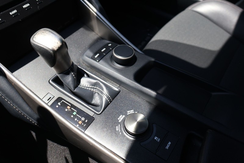 Lexus IS Vehicle Full-screen Gallery Image 30