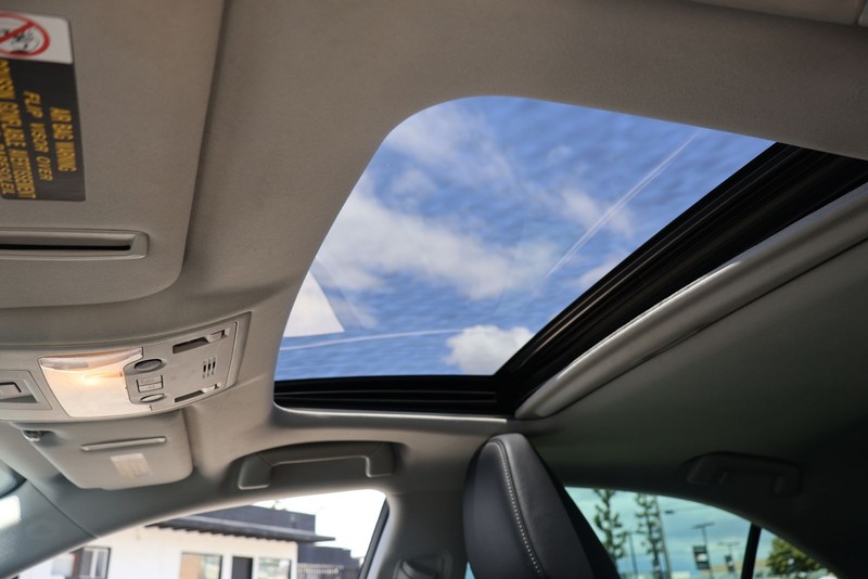 Lexus IS Vehicle Full-screen Gallery Image 32