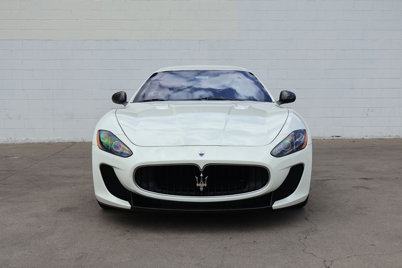 Maserati GranTurismo Vehicle Full-screen Gallery Image 02