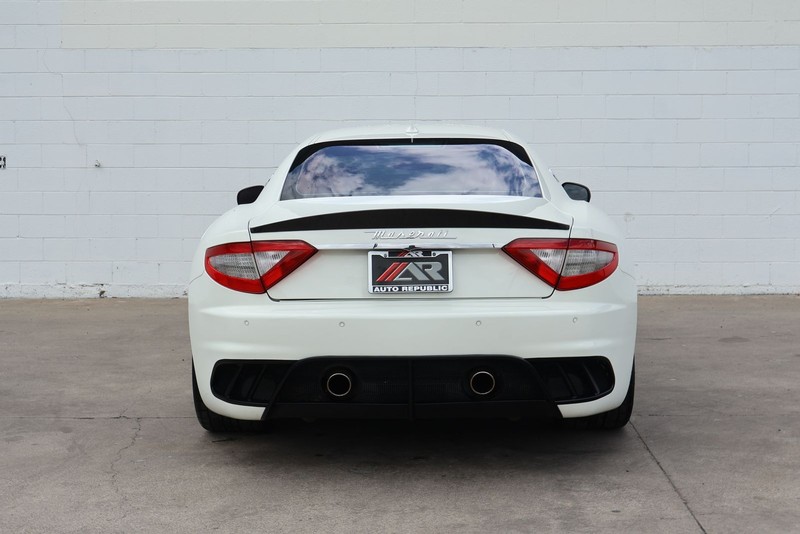 Maserati GranTurismo Vehicle Full-screen Gallery Image 06
