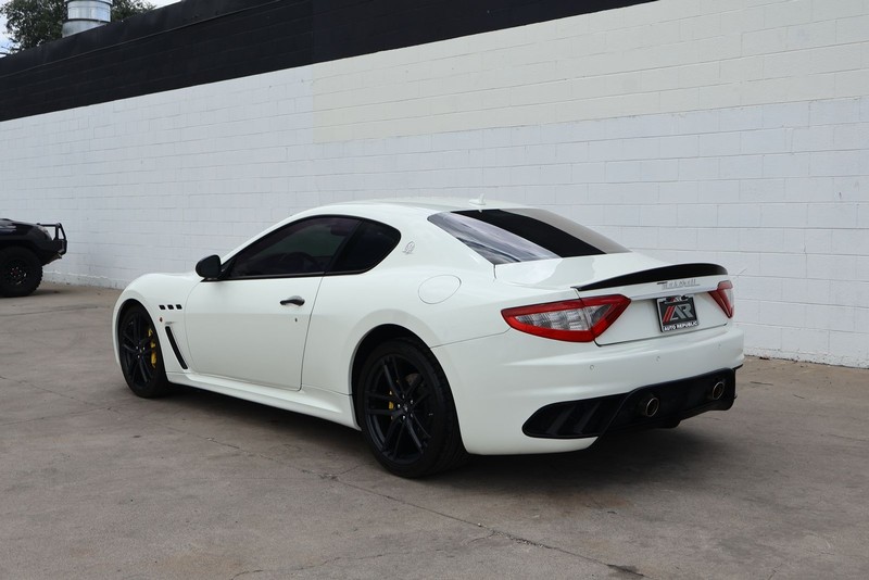 Maserati GranTurismo Vehicle Full-screen Gallery Image 09