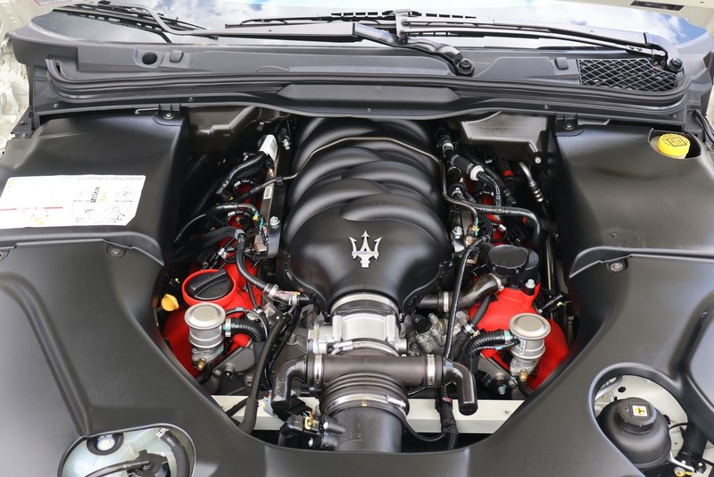 Maserati GranTurismo Vehicle Full-screen Gallery Image 12