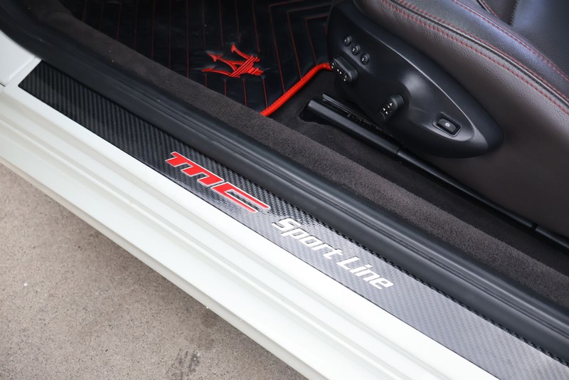 Maserati GranTurismo Vehicle Full-screen Gallery Image 16