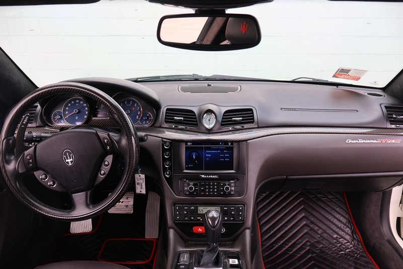 Maserati GranTurismo Vehicle Full-screen Gallery Image 25