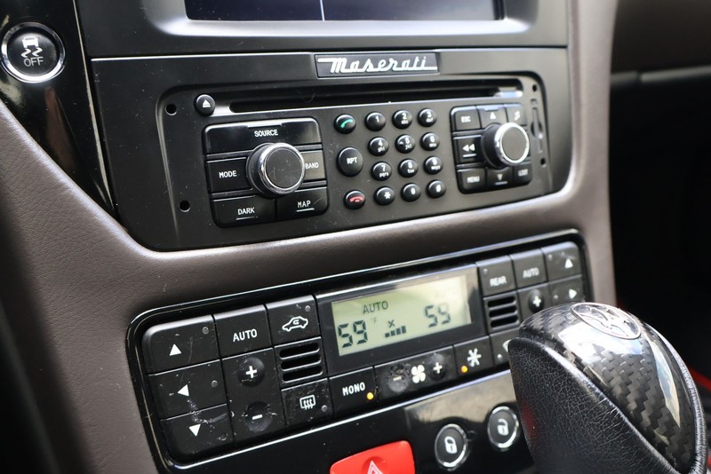 Maserati GranTurismo Vehicle Full-screen Gallery Image 35