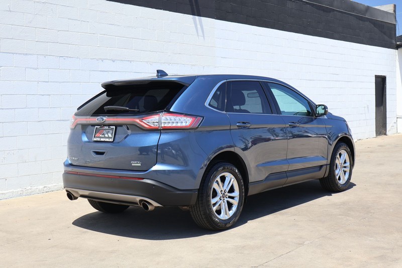 Ford Edge Vehicle Full-screen Gallery Image 05