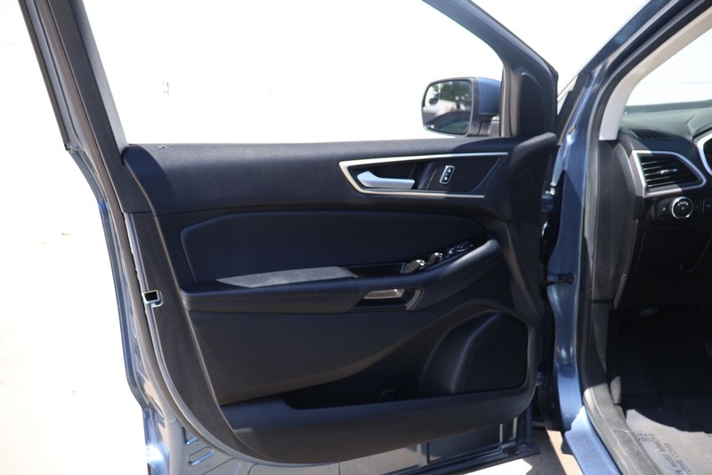 Ford Edge Vehicle Full-screen Gallery Image 14