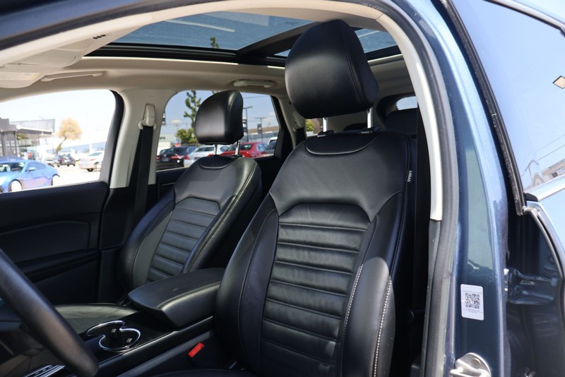 Ford Edge Vehicle Full-screen Gallery Image 16