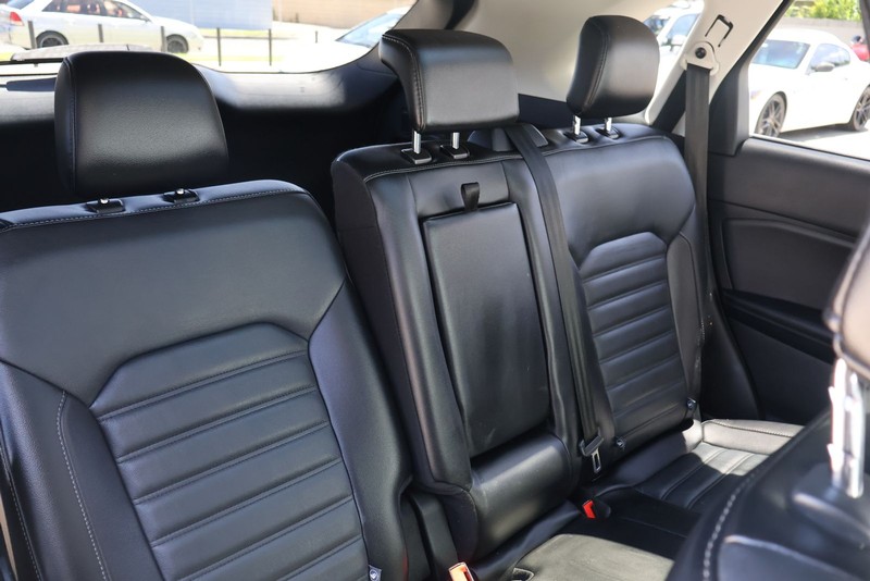 Ford Edge Vehicle Full-screen Gallery Image 20