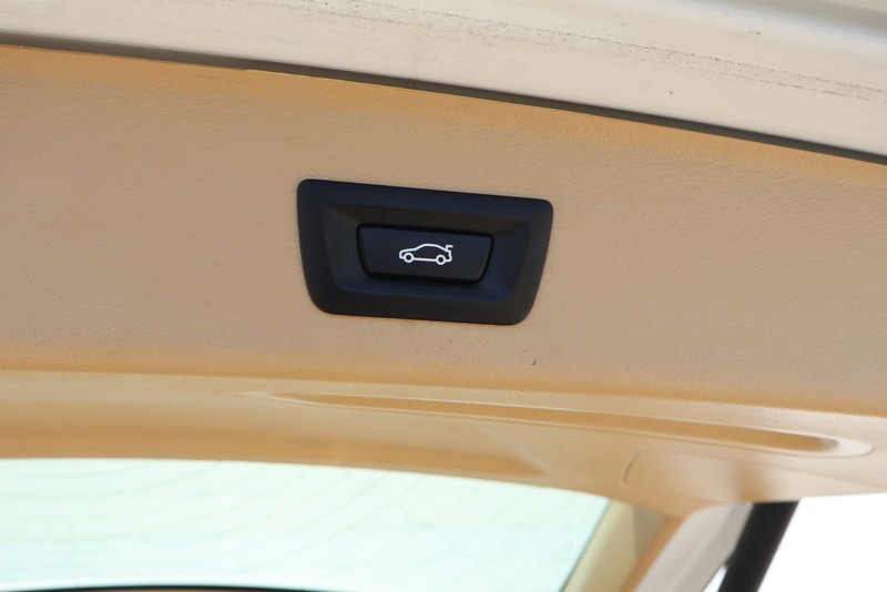 BMW X3 Vehicle Full-screen Gallery Image 10