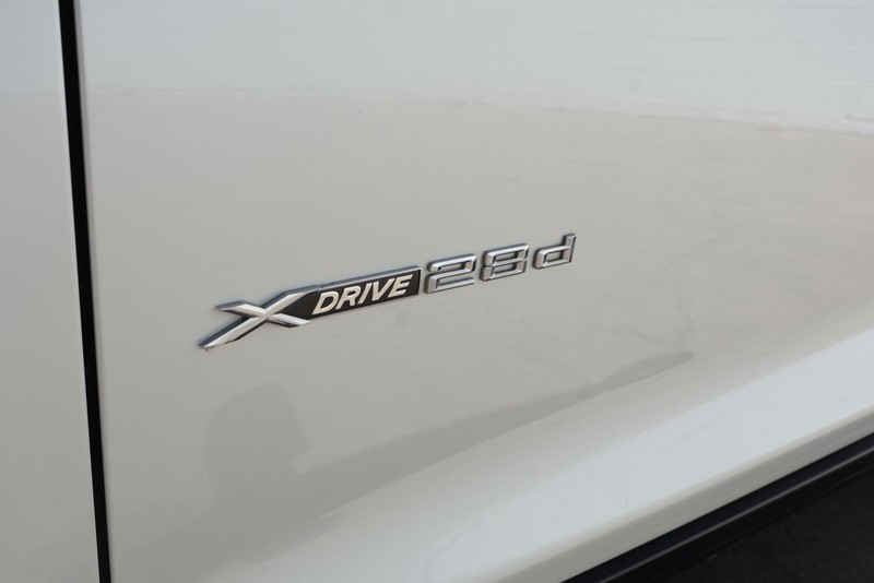 BMW X3 Vehicle Full-screen Gallery Image 15