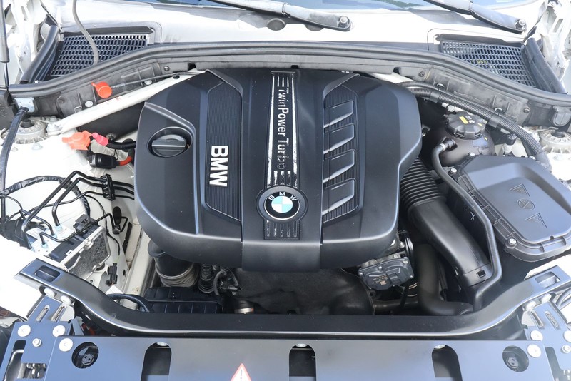 BMW X3 Vehicle Full-screen Gallery Image 16