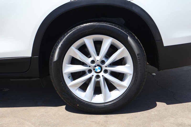 BMW X3 Vehicle Full-screen Gallery Image 17