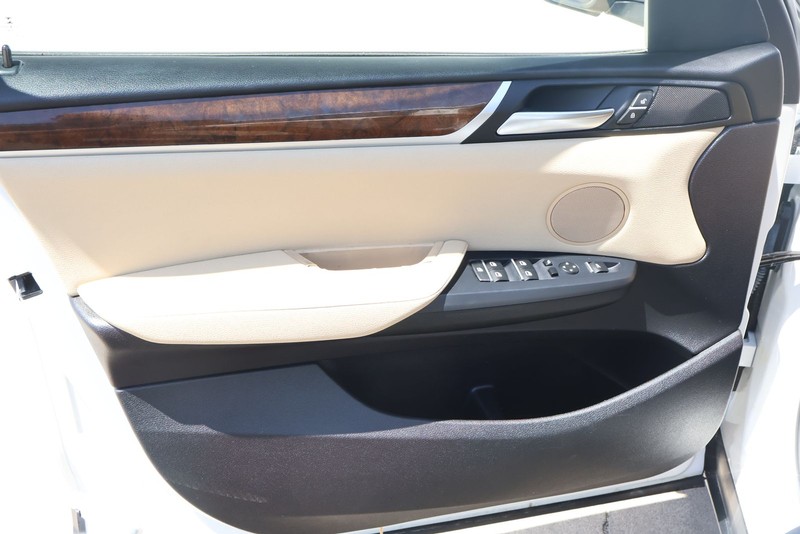 BMW X3 Vehicle Full-screen Gallery Image 18