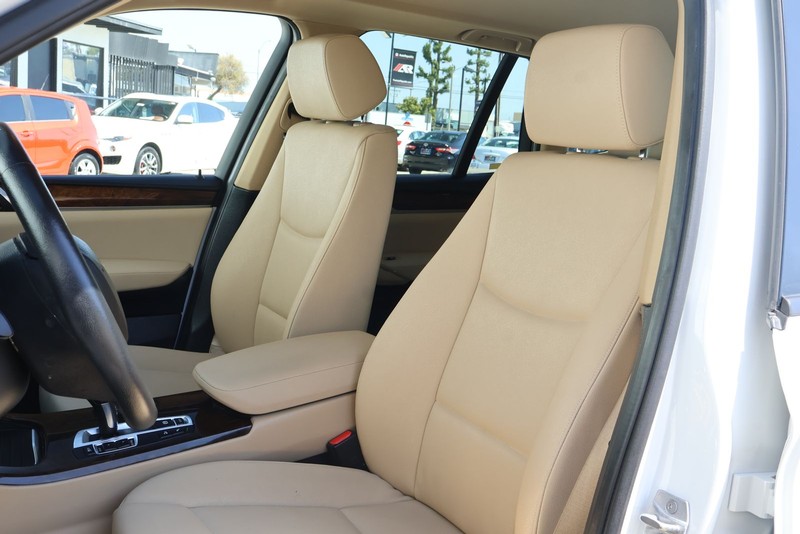 BMW X3 Vehicle Full-screen Gallery Image 22