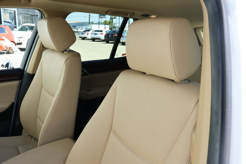 BMW X3 Vehicle Full-screen Gallery Image 23