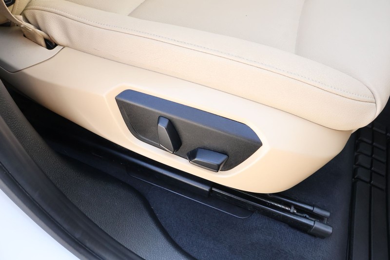 BMW X3 Vehicle Full-screen Gallery Image 24