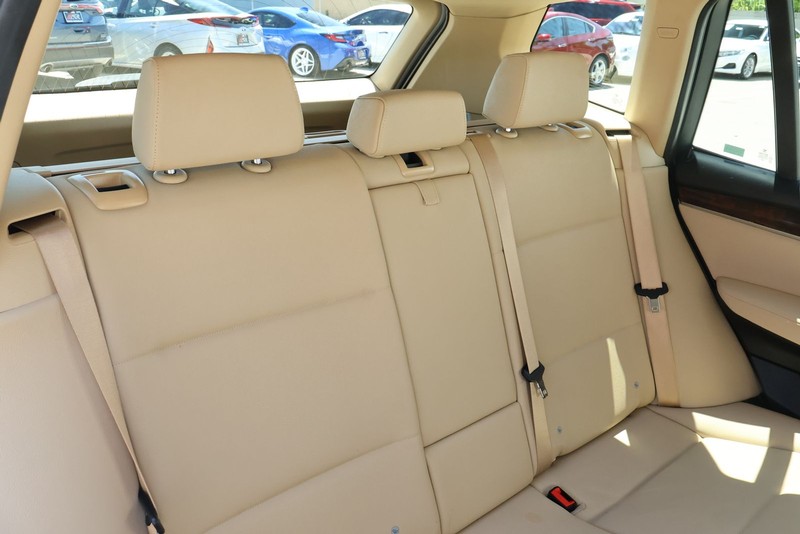 BMW X3 Vehicle Full-screen Gallery Image 26