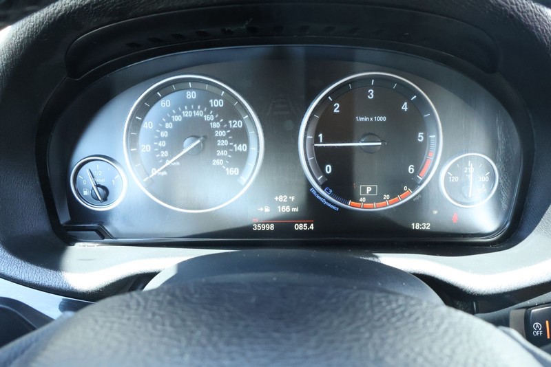 BMW X3 Vehicle Full-screen Gallery Image 29