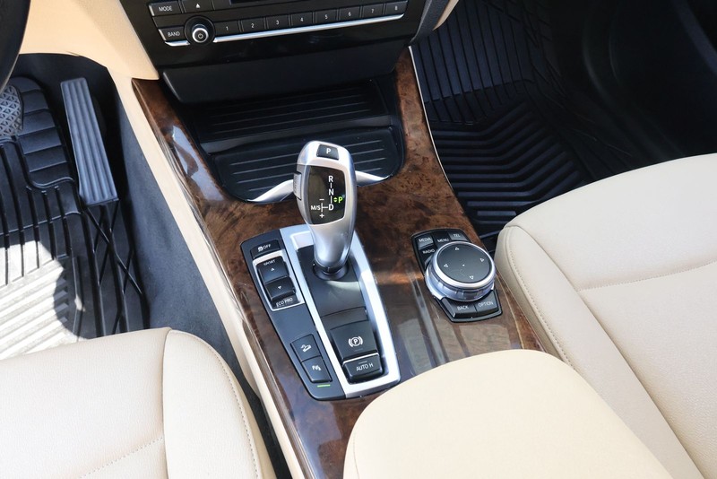 BMW X3 Vehicle Full-screen Gallery Image 35