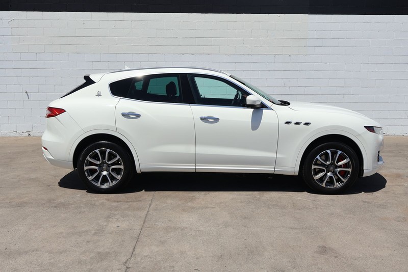 Maserati Levante Vehicle Full-screen Gallery Image 04