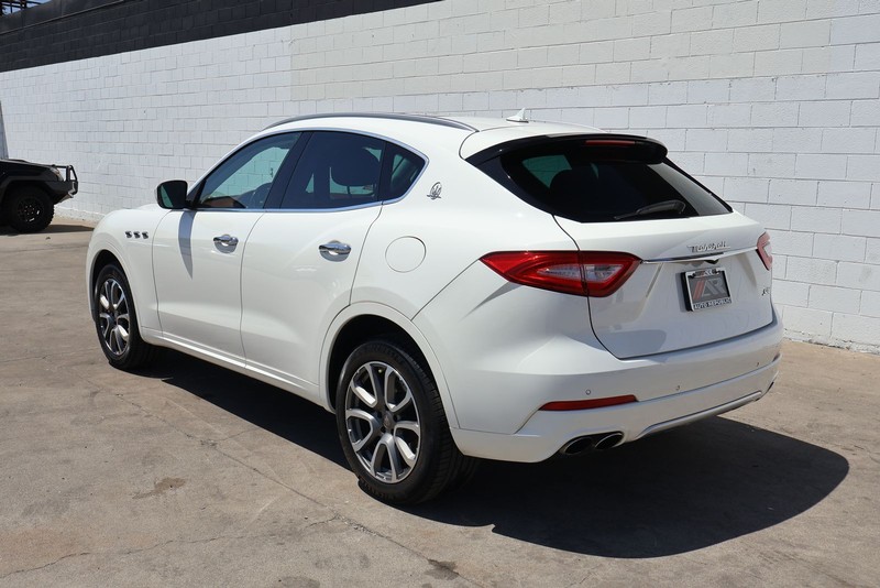 Maserati Levante Vehicle Full-screen Gallery Image 11