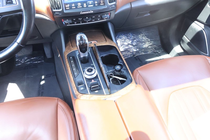 Maserati Levante Vehicle Full-screen Gallery Image 36