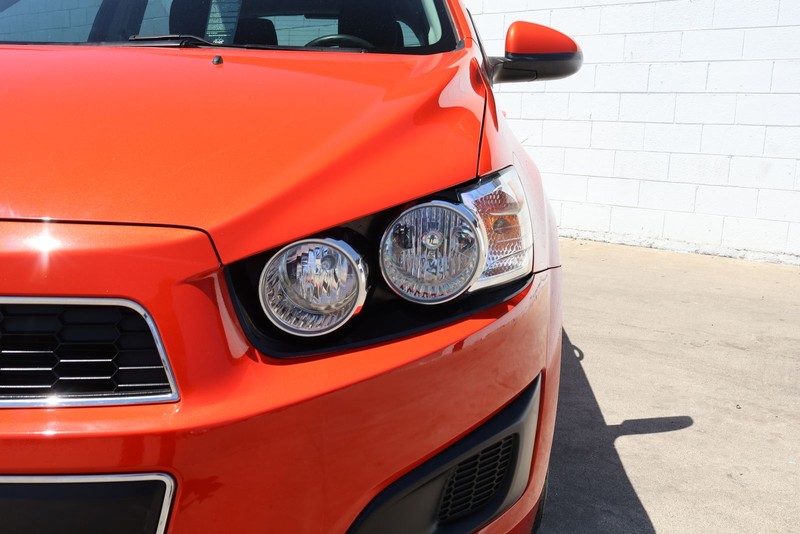 Chevrolet Sonic Vehicle Full-screen Gallery Image 03