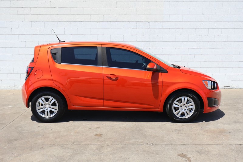 Chevrolet Sonic Vehicle Full-screen Gallery Image 04
