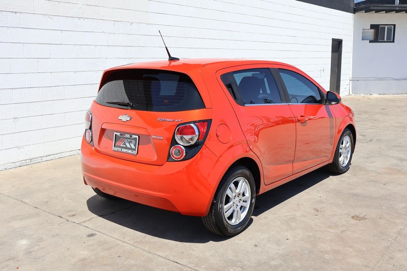 Chevrolet Sonic Vehicle Full-screen Gallery Image 05