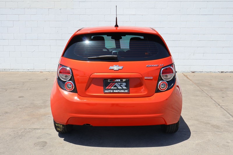 Chevrolet Sonic Vehicle Full-screen Gallery Image 06