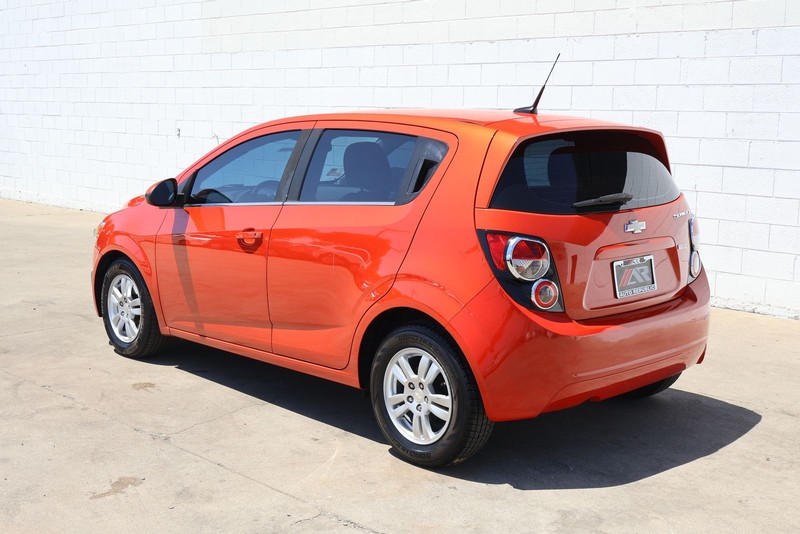 Chevrolet Sonic Vehicle Full-screen Gallery Image 09
