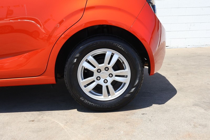 Chevrolet Sonic Vehicle Full-screen Gallery Image 12