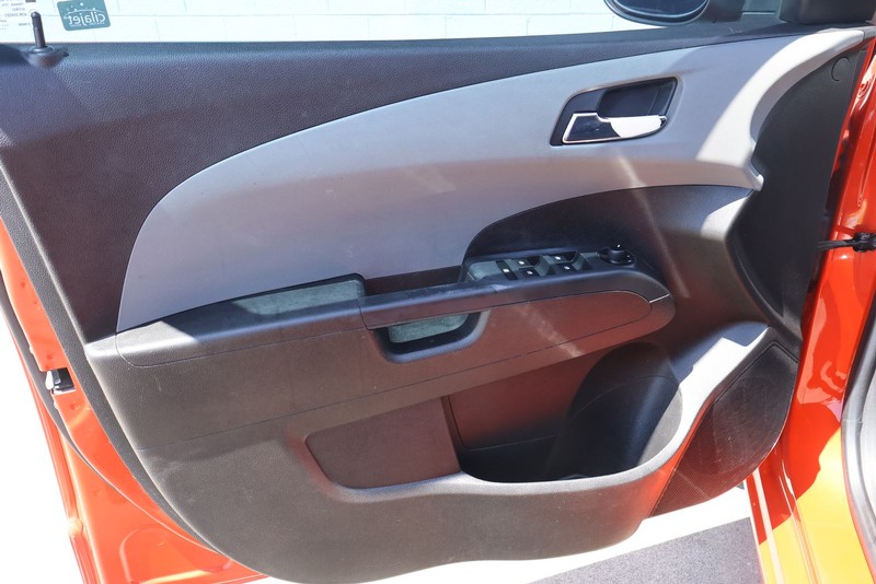 Chevrolet Sonic Vehicle Full-screen Gallery Image 14