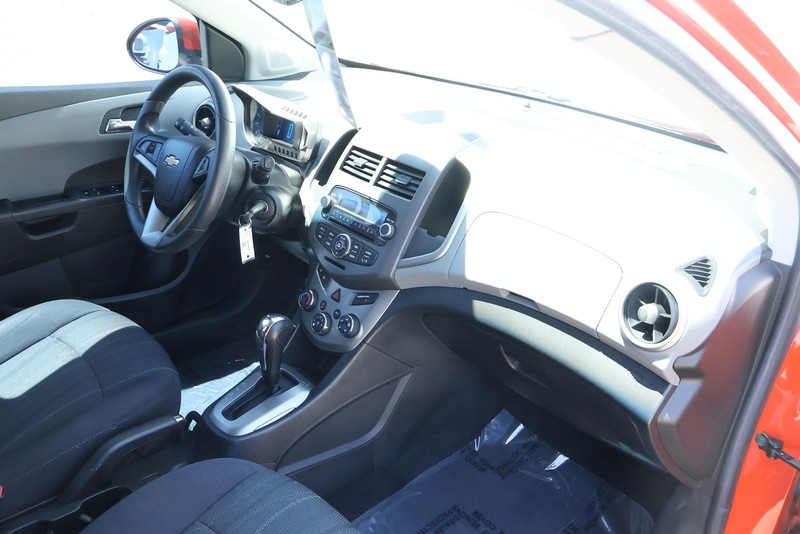 Chevrolet Sonic Vehicle Full-screen Gallery Image 18