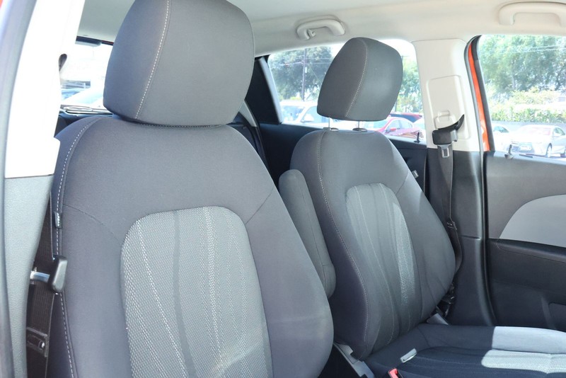 Chevrolet Sonic Vehicle Full-screen Gallery Image 19