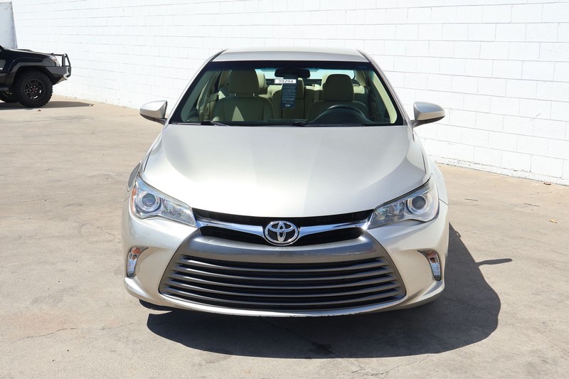 Toyota Camry Vehicle Full-screen Gallery Image 02