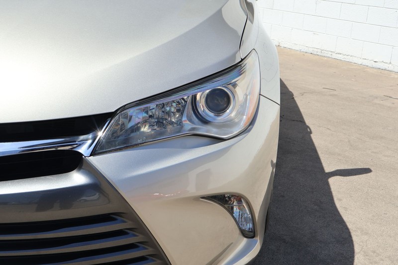Toyota Camry Vehicle Full-screen Gallery Image 03