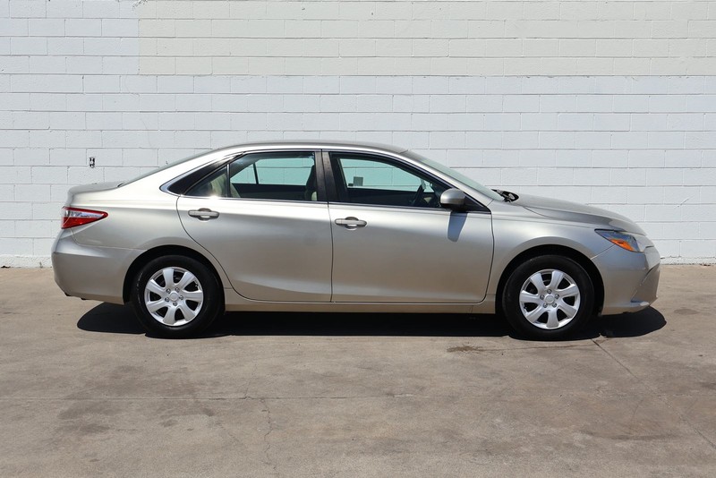 Toyota Camry Vehicle Full-screen Gallery Image 04