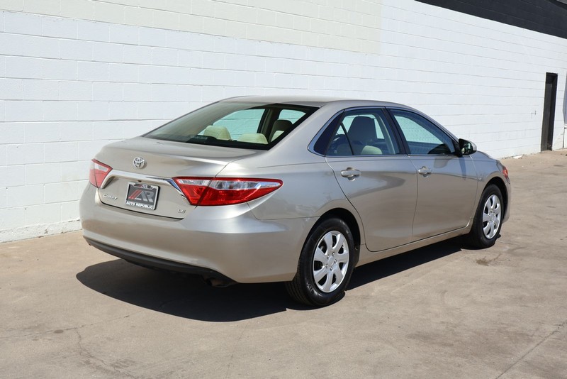 Toyota Camry Vehicle Full-screen Gallery Image 05