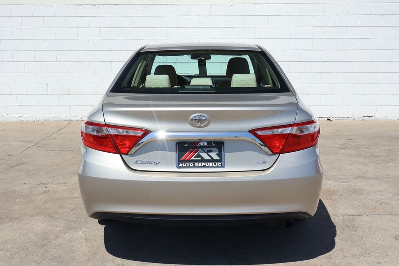 Toyota Camry Vehicle Full-screen Gallery Image 06