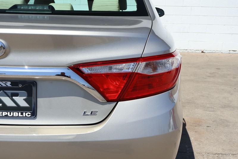 Toyota Camry Vehicle Full-screen Gallery Image 07